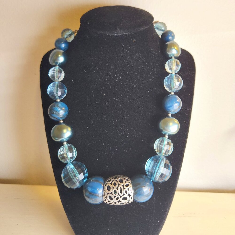 Jones New York Fashion Blue beaded Necklace!